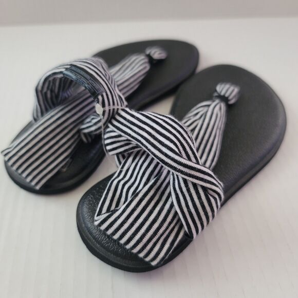 New Sanuk 'Lil Yoga Sling' Sandals Black/White Striped Girls SZ 11-12 Flip-Flops - Picture 3 of 7